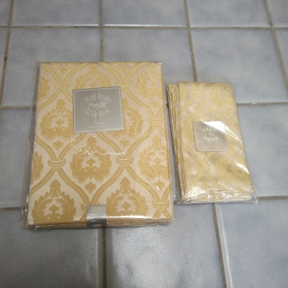 New Oblong Table Cloth and Napkin Set